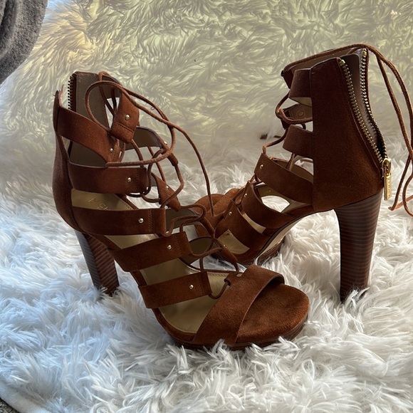 Michael Kors Sofia Platform Pump - Picture 2 of 8